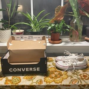 Child’s White converse size 10